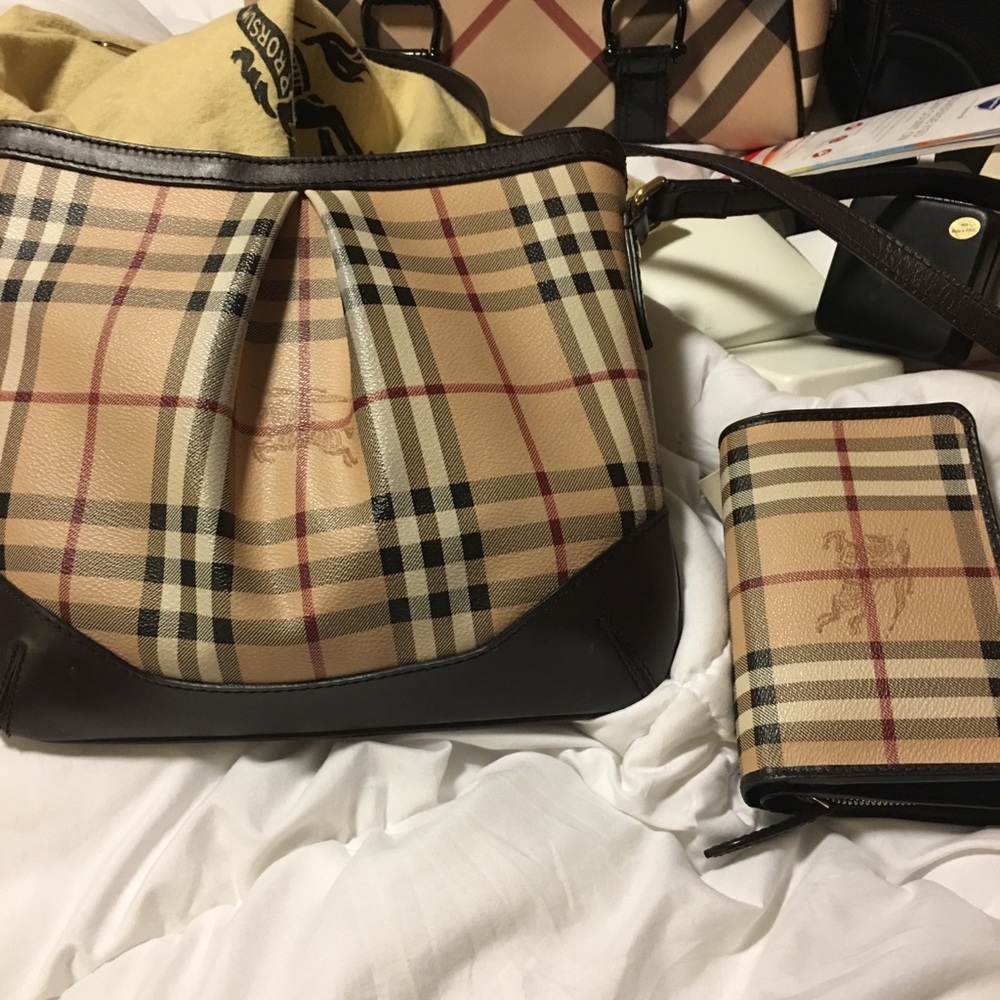 Burberry Sling with matching wallet